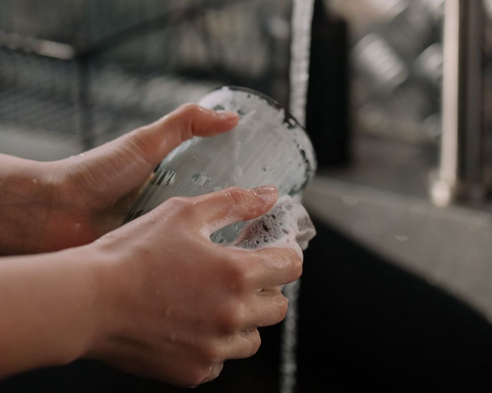 cleaning beer glass